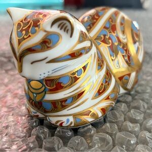 ROYAL CROWN DERBY -
Contented Cat - Paperweight with Gold Stopper